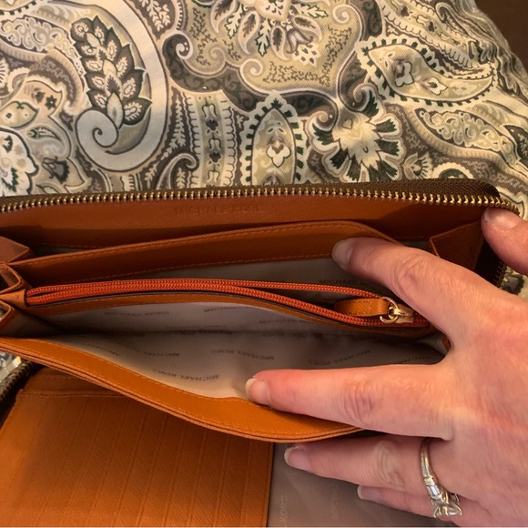 Michael Kors wristlet. - Picture 2 of 5